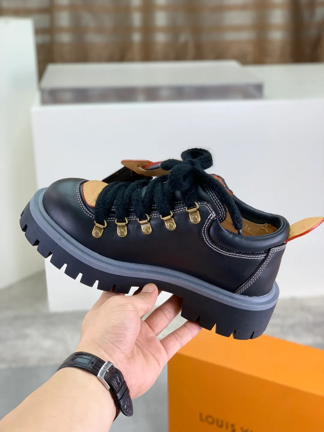 Men's shoes 💰P680 new LV | Louis Vuitton 🧡💚2025 autumn and winter new models, top version ⚠️ The counter features the latest LV REMIX lace-up mountaineering derby shoes, new hard goods 🆕 ❥BS purchasing level! Full of high-end feel! A popular model among bloggers at home and abroad, it’s retro and fashionable, and looks stunning on your feet! Mainly recommended models on the official website★ ━━━━━ ЅᏇєєt ━━━━━ ▪️Upper: top-grade first-layer cowhide ▪️Lining: imported sheepskin ▪️Outsole: original open-molded TPU non-slip outsole ▪️Sole height: 3.5cm ▪️Shoe size: Women 35-41 (41 customization is not returnable) Male 39-45 (46 customized, non-refundable)